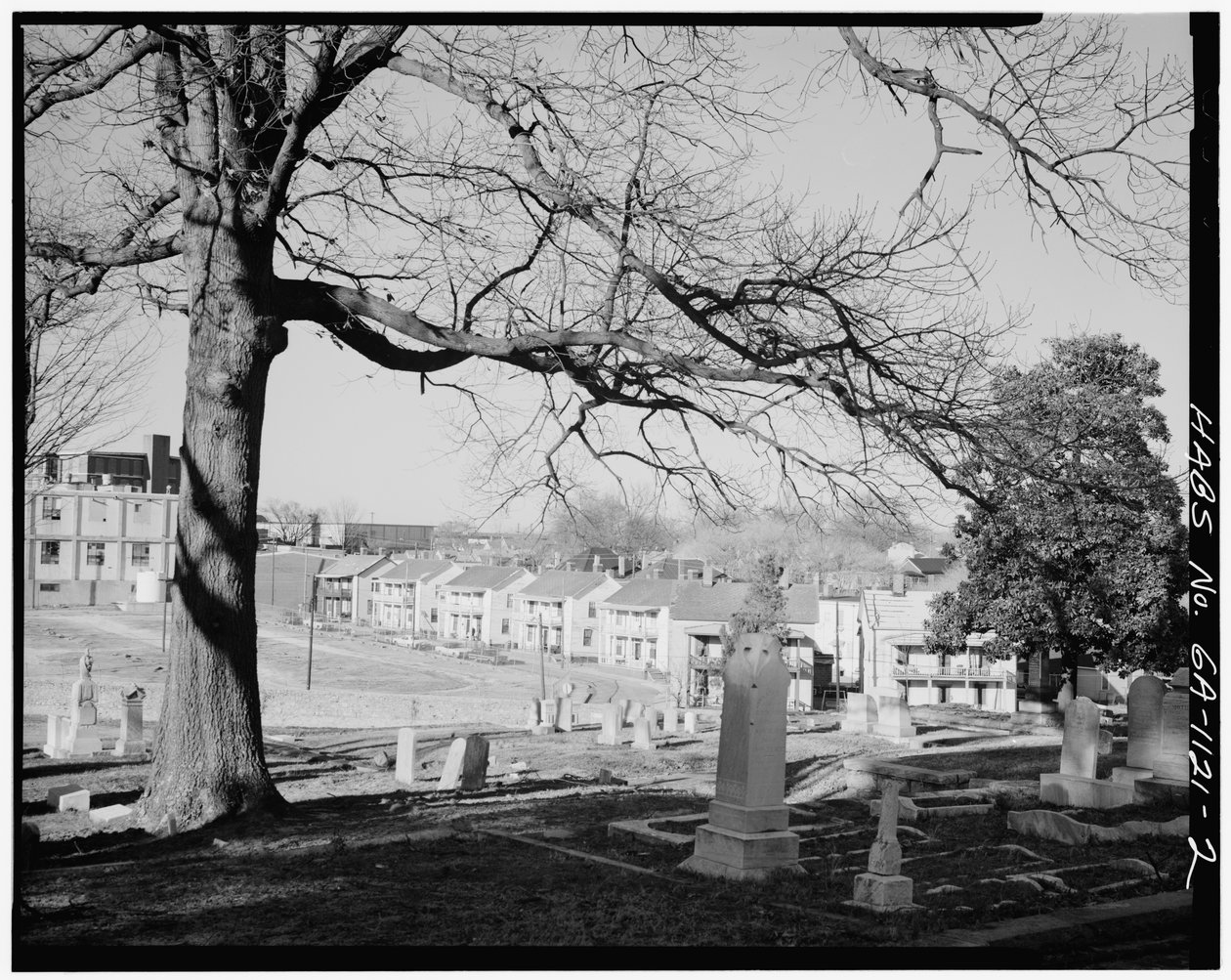 Cabbagetown District (General Views), Boulevard, Pearl Street, Memorial Drive, & Railroad tracks, Atlanta, Fulton County, GA (s/hvitt bilde) av American Photographer