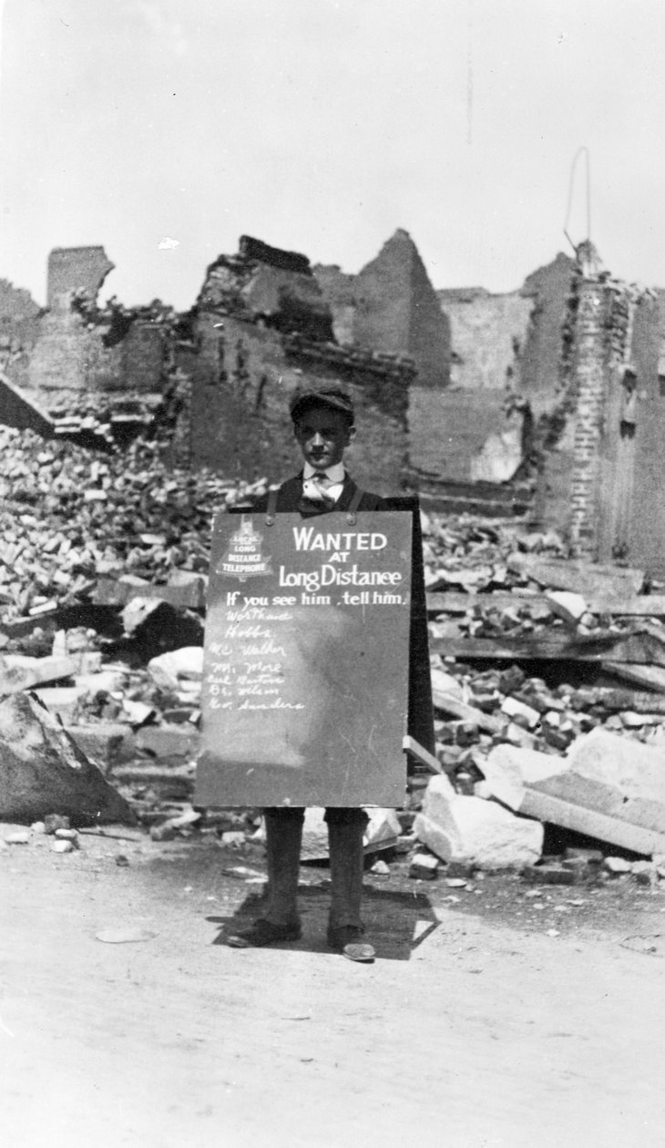 Call Boy for Telephone Company i kjølvannet av Galveston Storm, 1900 av American Photographer