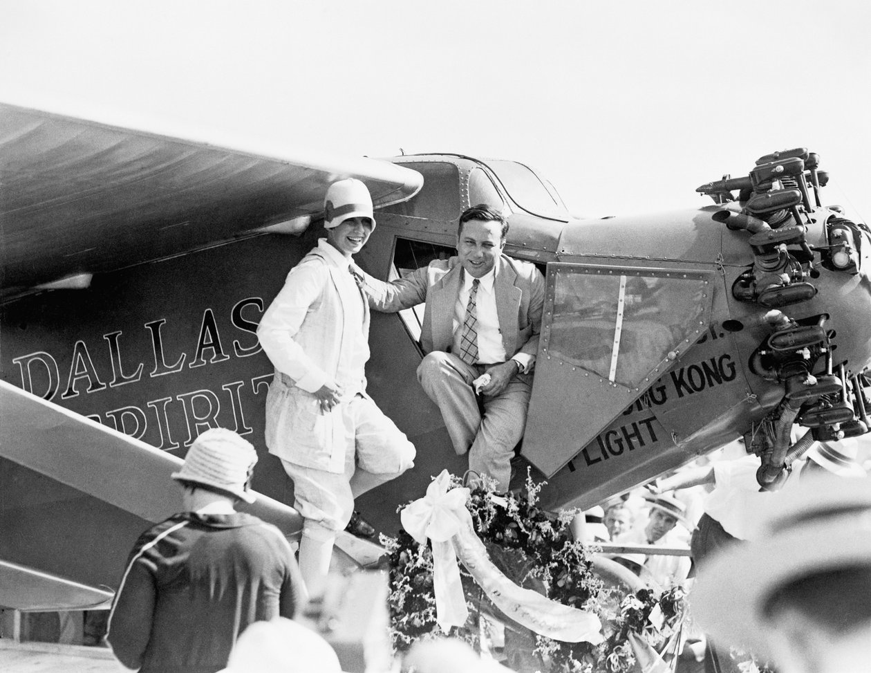 Kaptein og fru P Erwin ved avdukingen av Dallas Spirit på Love Field, 6. august, 1927 av American Photographer
