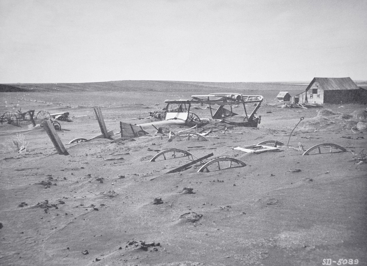 Bil- og gårdsmaskiner begravd av støv og sand, Dallas, South Dakota av American Photographer