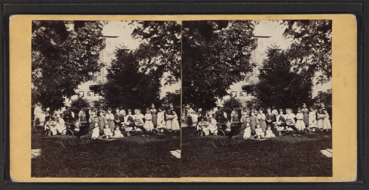 Barn og lekeplass, Oneida Community, New York State, ca. 1870 (s/hvitt-bilde) av American Photographer