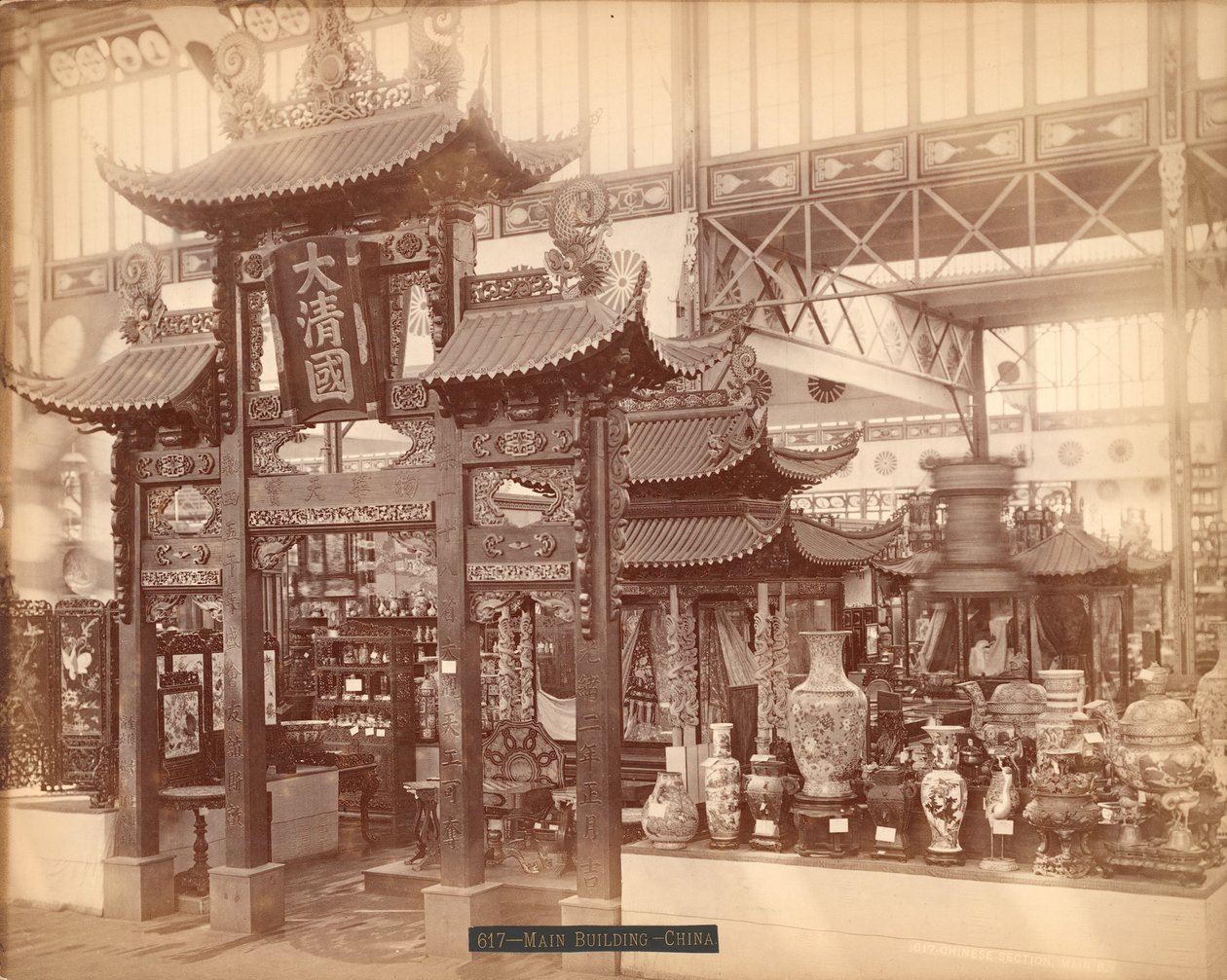 kinesisk seksjon, hovedbygning, Centennial International Exhibition, Philadelphia, 1876 (albumintrykk) av American Photographer