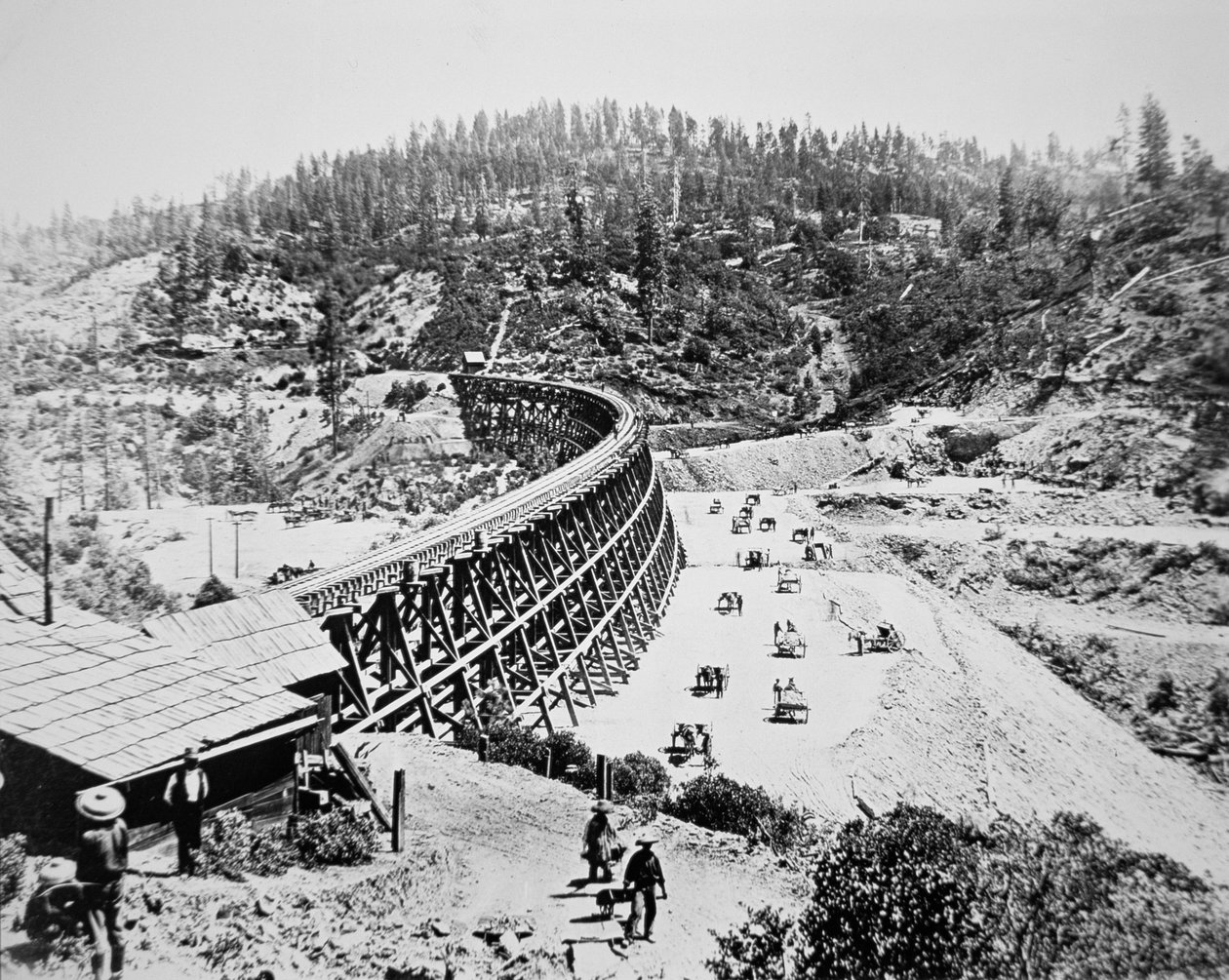 Kinesiske arbeidere som jobber på en bukkebro i den vestlige skråningen av Sierra Nevada-fjellene av American Photographer