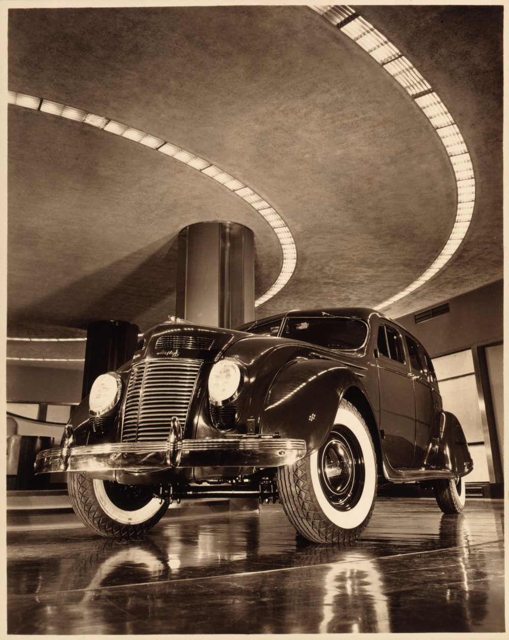 Chrysler Airflow Four Door Sedan, pub. 1937 (sepia-bilde) av American Photographer