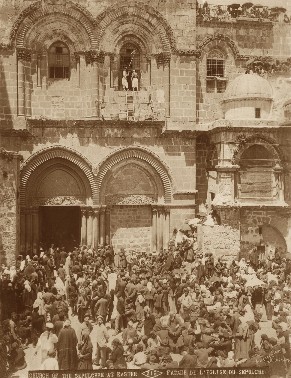 Den hellige gravs kirke, Jerusalem, med gårdsplassen overfylt med pilegrimer samlet til påske, 1898-1911 av American Photographer
