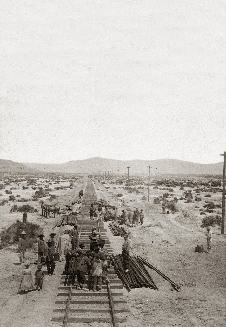 Bygging i 1869 av Central Pacific Railways - Nevada - Arbeidere som bygger jernbanelinjene til Central Pacific Company for å bygge den første nordamerikanske transkontinentale jernbanen. (Central Pacific Railroad Company) av American Photographer