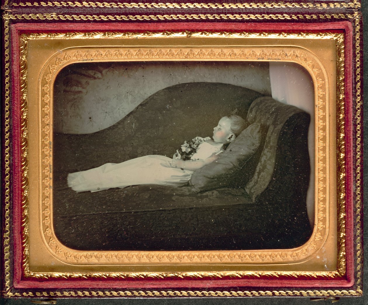 Dødt barn på en sofa, ca. 1855 av American Photographer