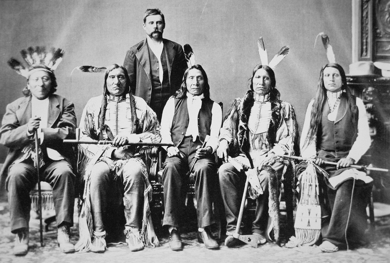Delegasjon av Sioux-sjefer, ledet av Red Cloud (1822-1909) i Washington D.C. for å se president Ulysses S. Grant (1822-85) i 1870 (s/hv-bilde) av American Photographer