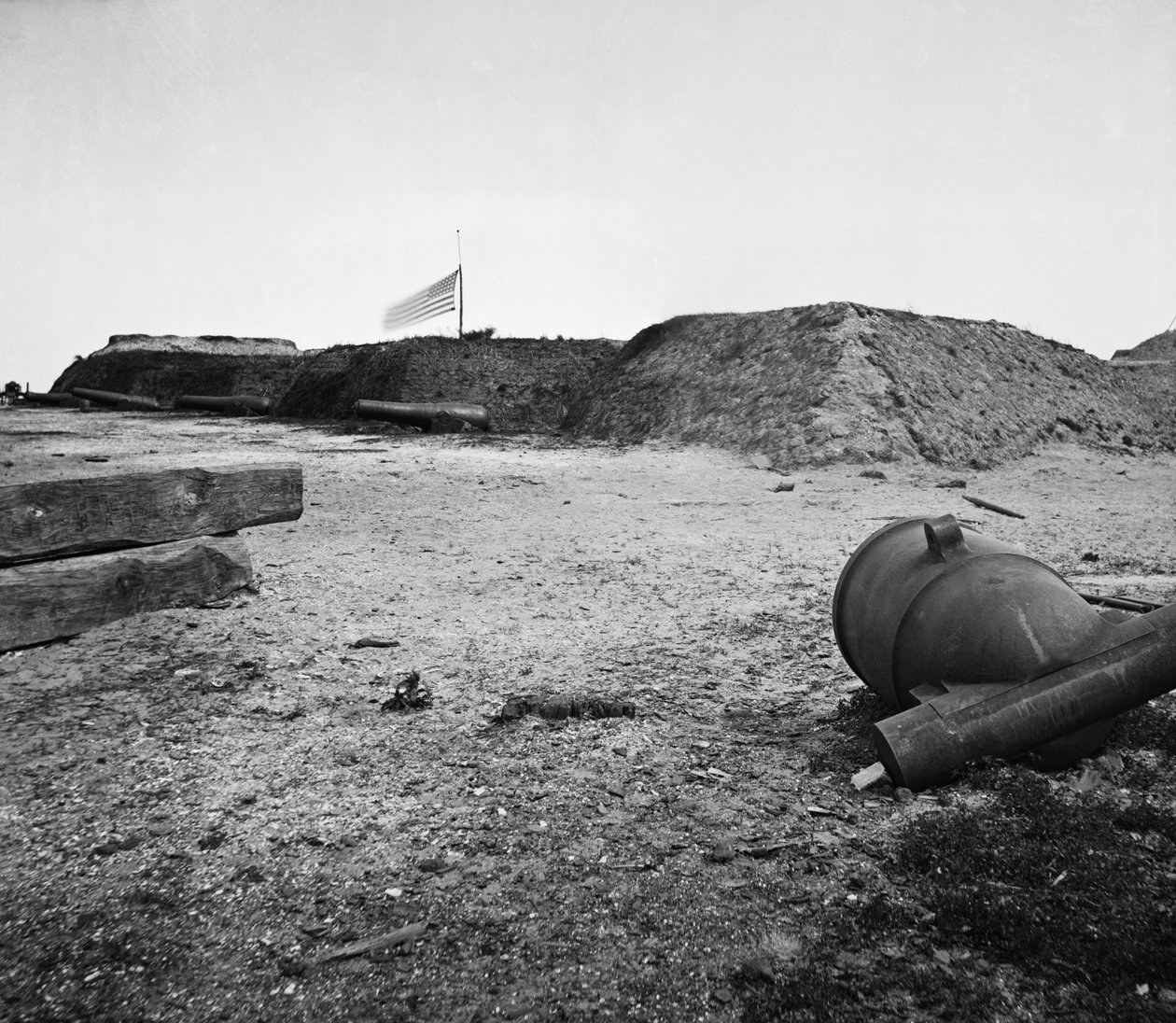 Kassert konføderert mørtel ved forlatte Fort Johnson, Charleston Harbor, South Carolina av American Photographer