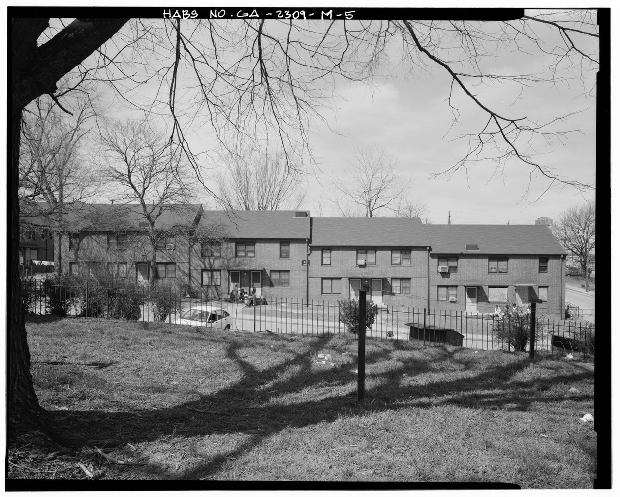 Østsiden - Clark Howell Homes, Building J-1, 432 Venable Street, Atlanta, Fulton County, GA (s/hvitt-bilde) av American Photographer