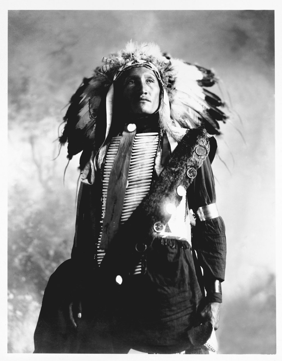 Eddie Plenty Holes, en Sioux-indianer, ca. 1900 (s/hvitt-bilde) av American Photographer