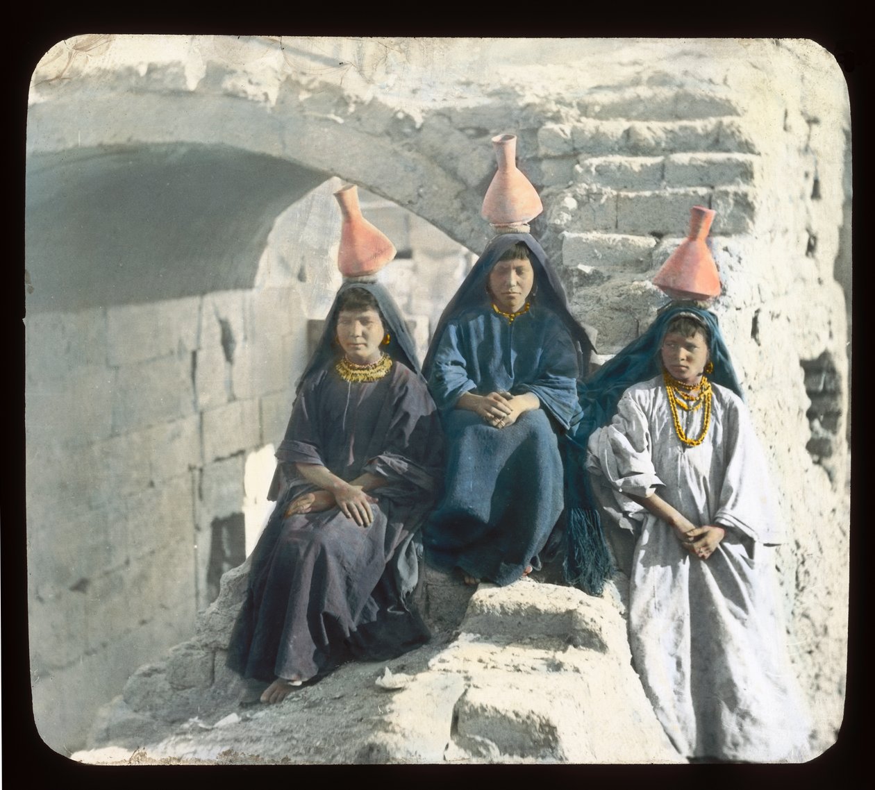 Egypt - Arabiske vannbærerjenter (lanternesklie) av American Photographer