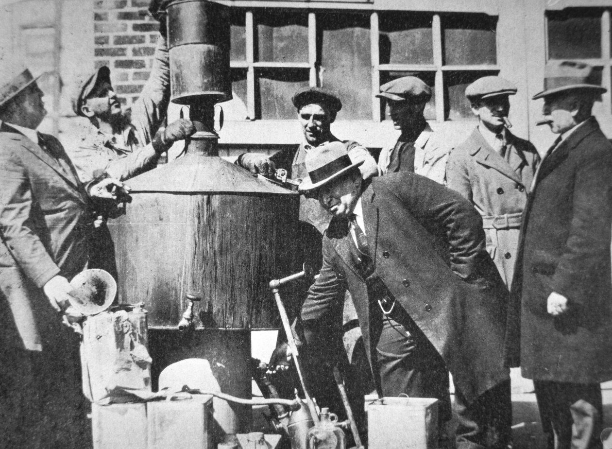 Føderale amerikanske agenter oppdager en ulovlig alkohol fortsatt under det amerikanske forbudet (1920-33) (s/hvitt-bilde) av American Photographer