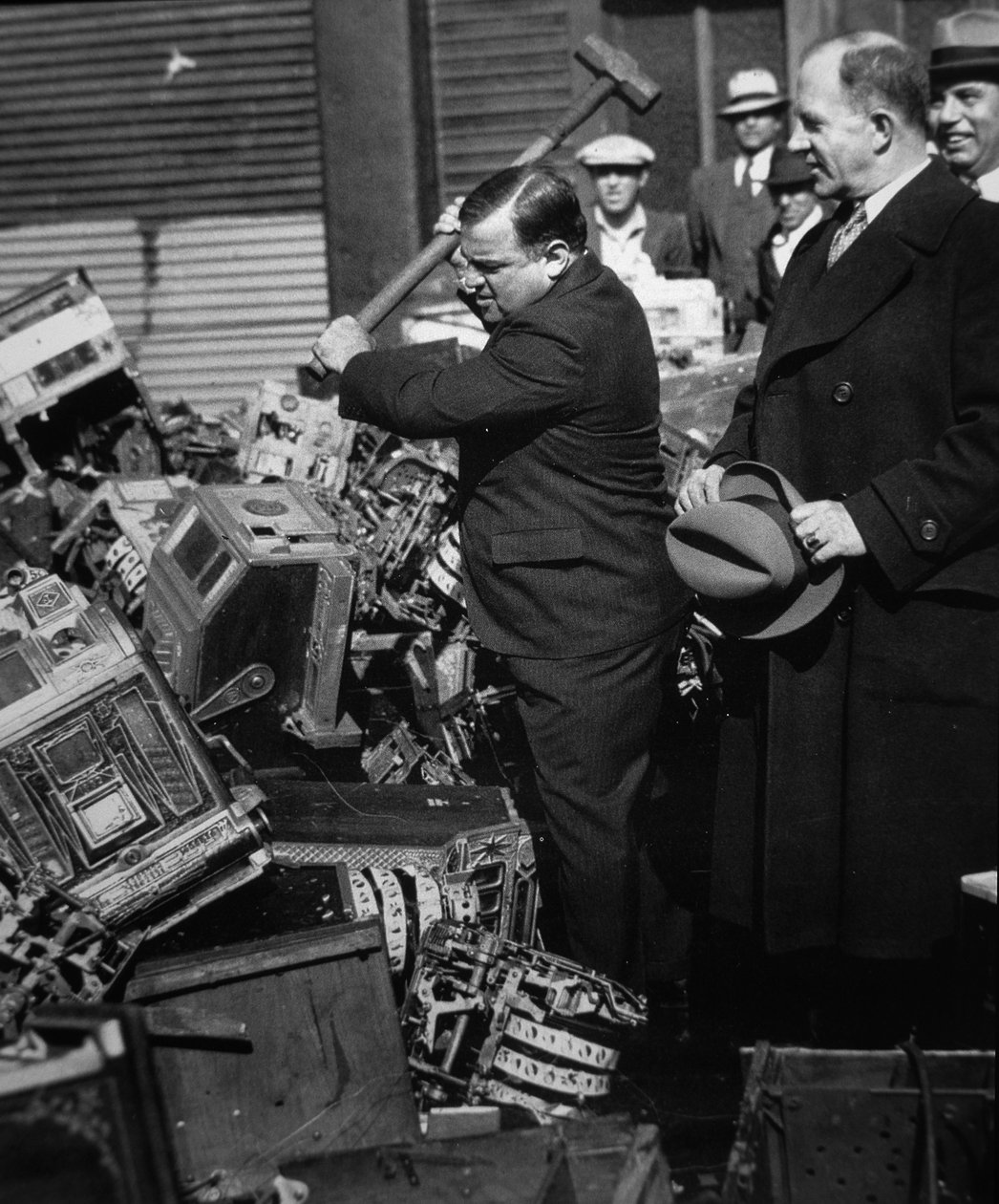 Fiorello La Guardia (1882-1947) knuste konfiskerte spilleautomater av American Photographer