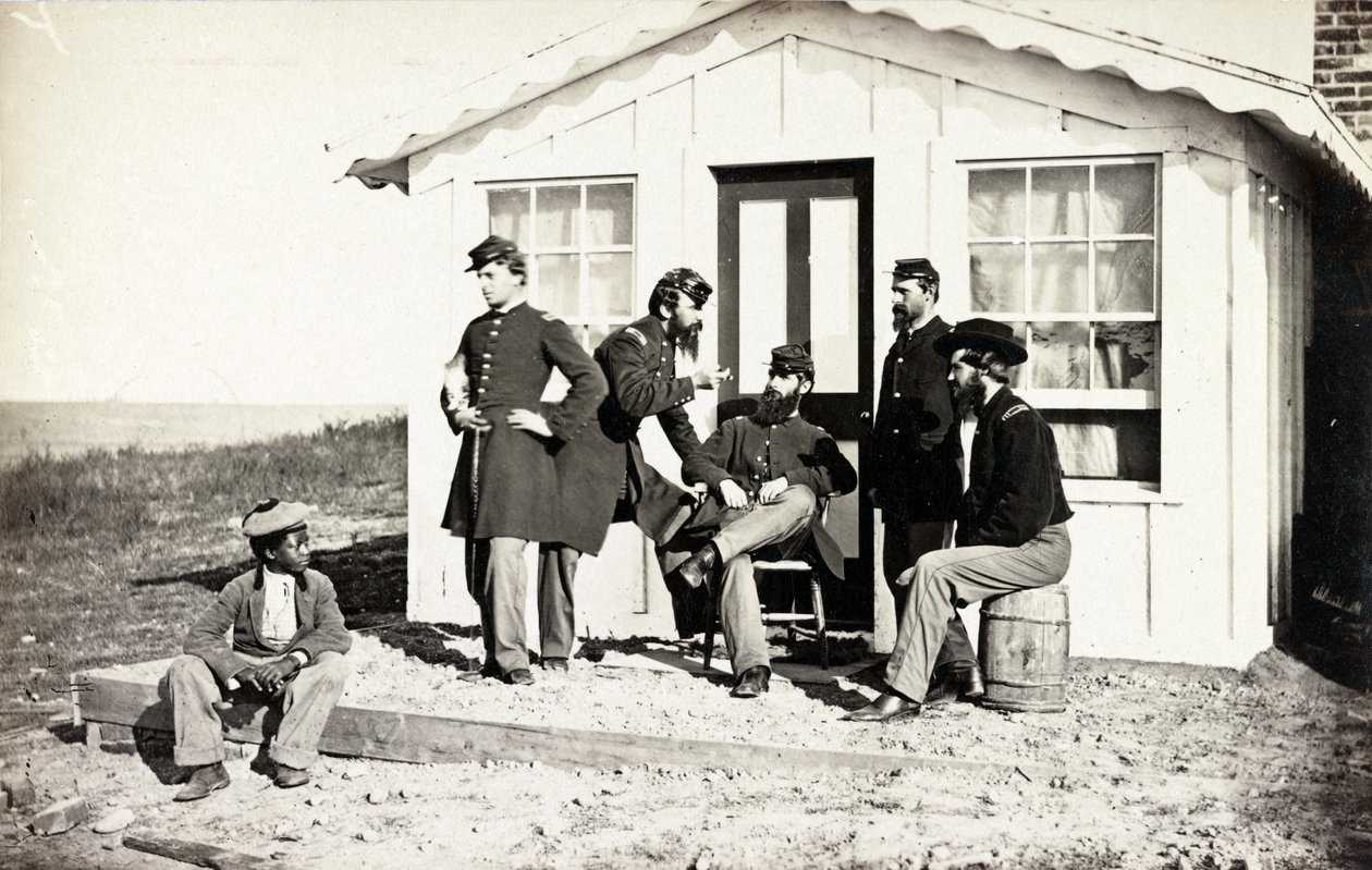 Fem borgerkrigssoldater samlet på veranda utenfor hjemmet, afroamerikansk ungdom satt i nærheten av dem, 1861-65 av American Photographer