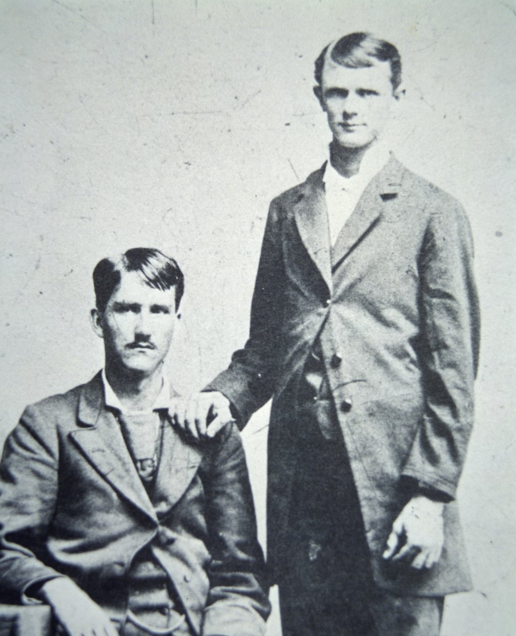 Frank (1843–1915) og Jesse James (1847–82) ca. 1870 (s/hvitt-bilde) av American Photographer