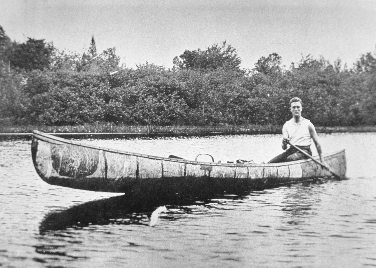 Franklin D. Roosevelt (1882-1945) padler en bjørkekano på Campobello Island, New Brunswick av American Photographer