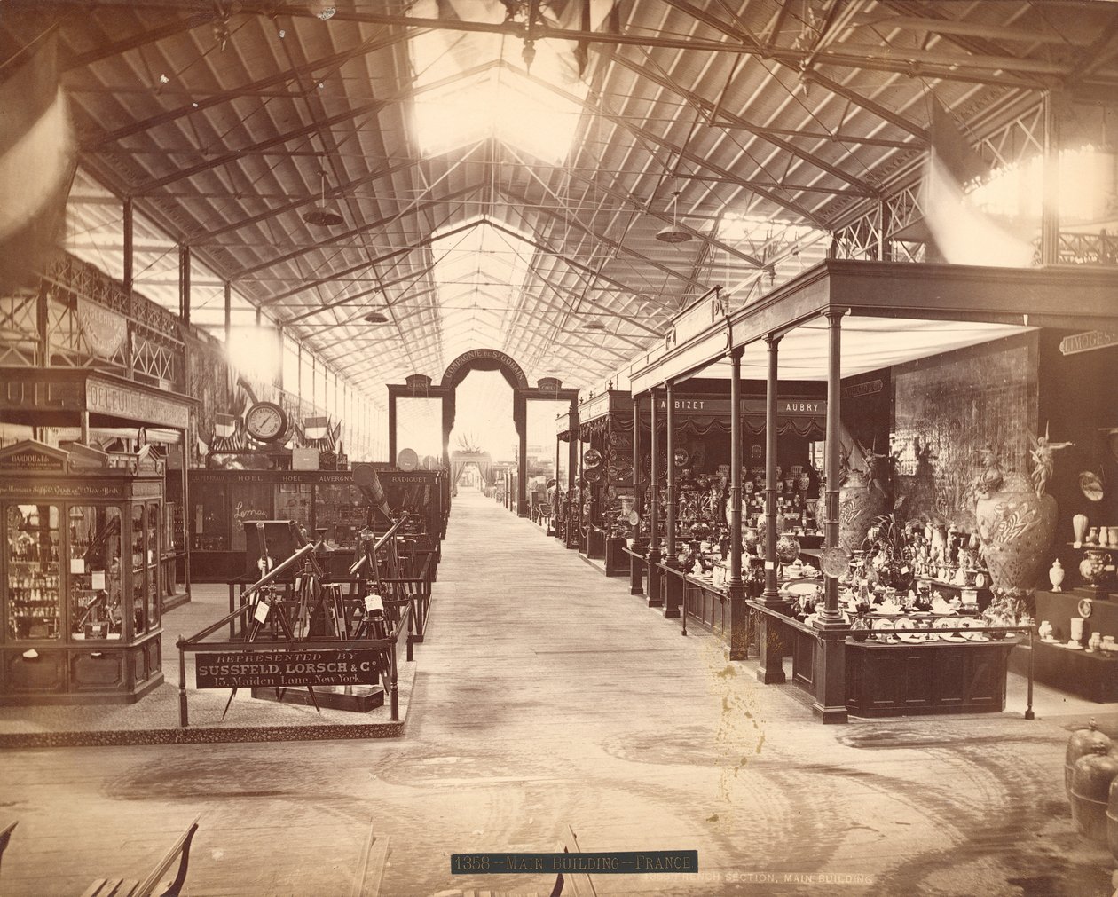French Section, Main Building, Centennial International Exhibition, Philadelphia, 1876 av American Photographer