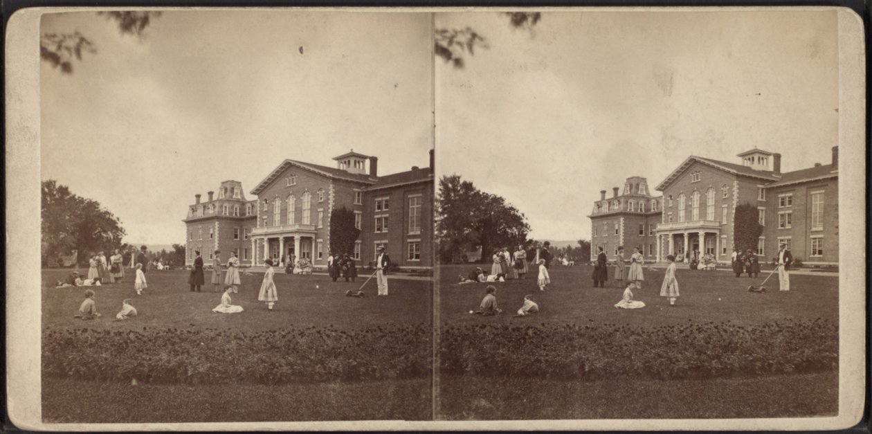 Foran herregården og plenen, Oneida Community, New York State, ca. 1870 av American Photographer