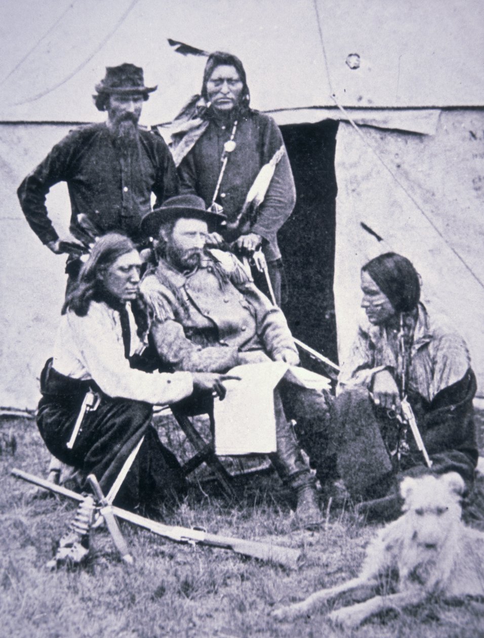 General George A. Custer (1839-76) med sine indiske speidere under Yellowstone-ekspedisjonen i 1873 av American Photographer