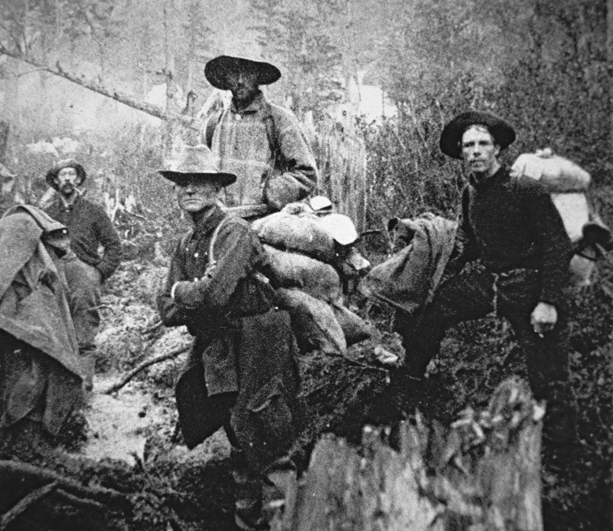 Gullletere på vei til Yukon-territoriet, Canada, under Klondike Gold Rush (1897-98) (s/hvitt-bilde) av American Photographer