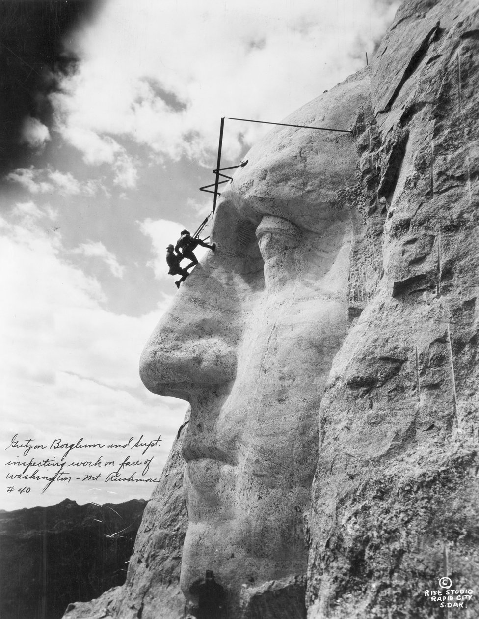 Gutzon Borglum inspiserer arbeid på Washington ved Mount Rushmore, 1932 av American Photographer