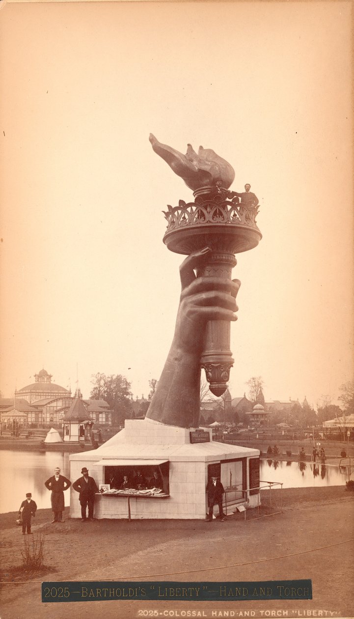 Hånd og fakkel av Frihetsgudinnen, ca. 1876 (albumtrykk) av American Photographer