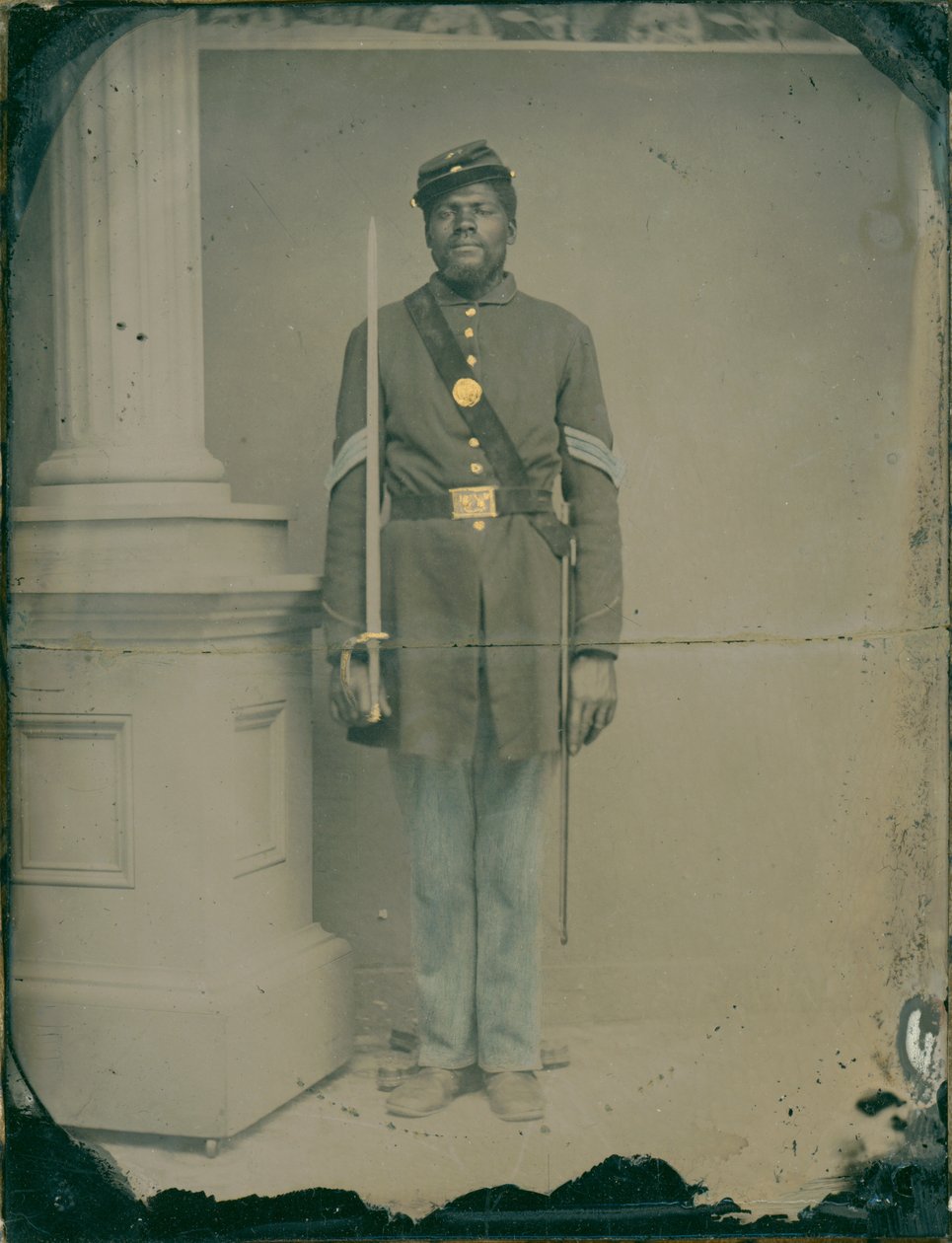 Henry F. Steward, sersjant i 54th Massachusetts Volunteer Infantry Regiment, 1863 (håndfarget kvartplate ambrotype) av American Photographer