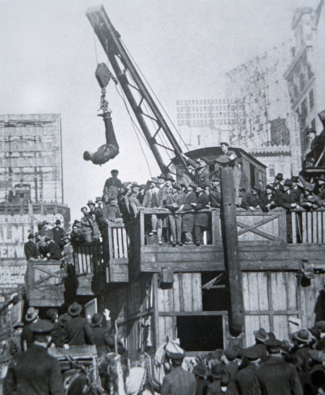 Houdini rømmer fra en tvangstrøye mens han ble hengt opp i en kran i New York City (s/hvitt-bilde) av American Photographer