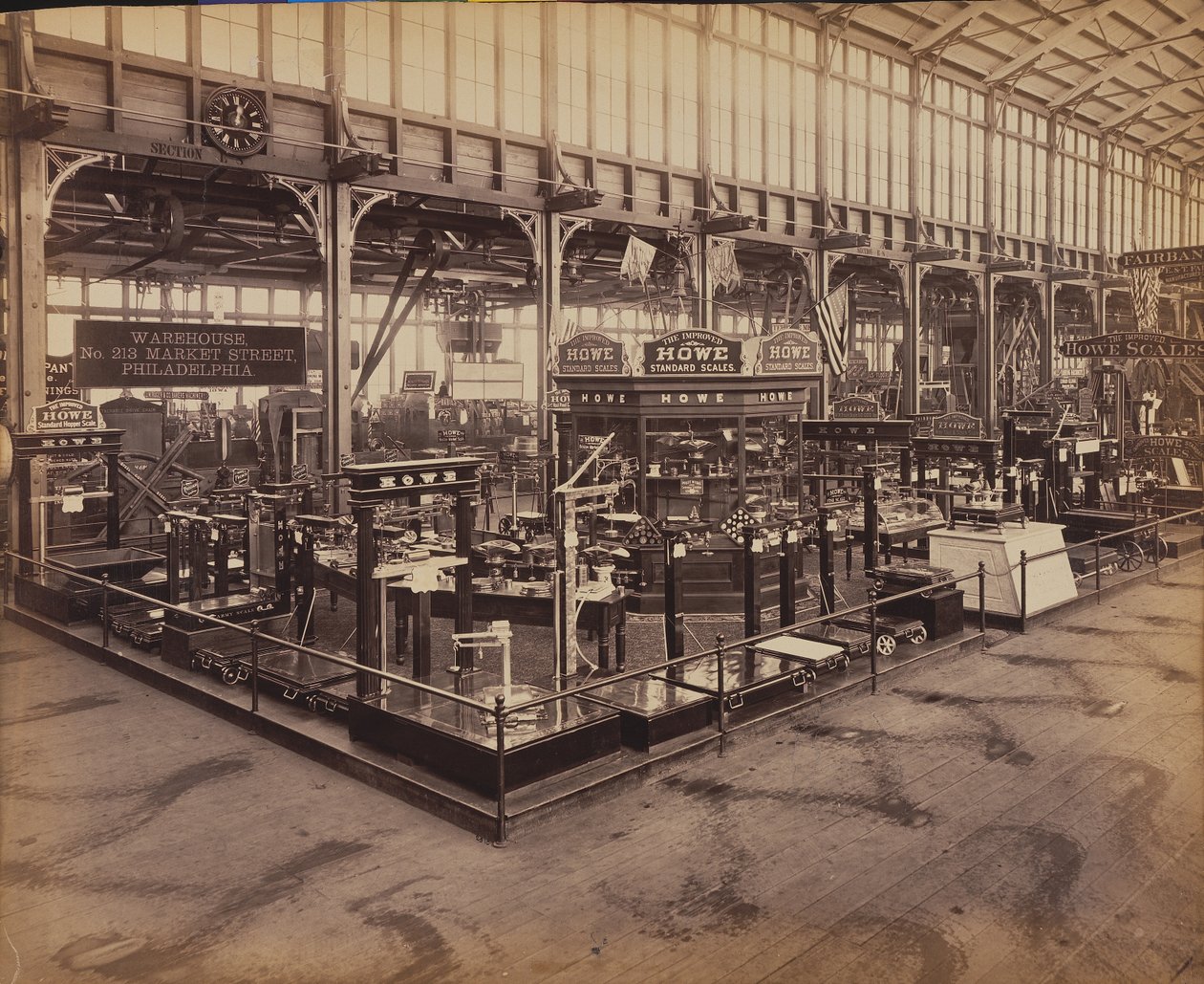 Howe Scale Co.s utstilling, Machinery Hall, Centennial International Exhibition, Philadelphia, 1876 (albumintrykk) av American Photographer