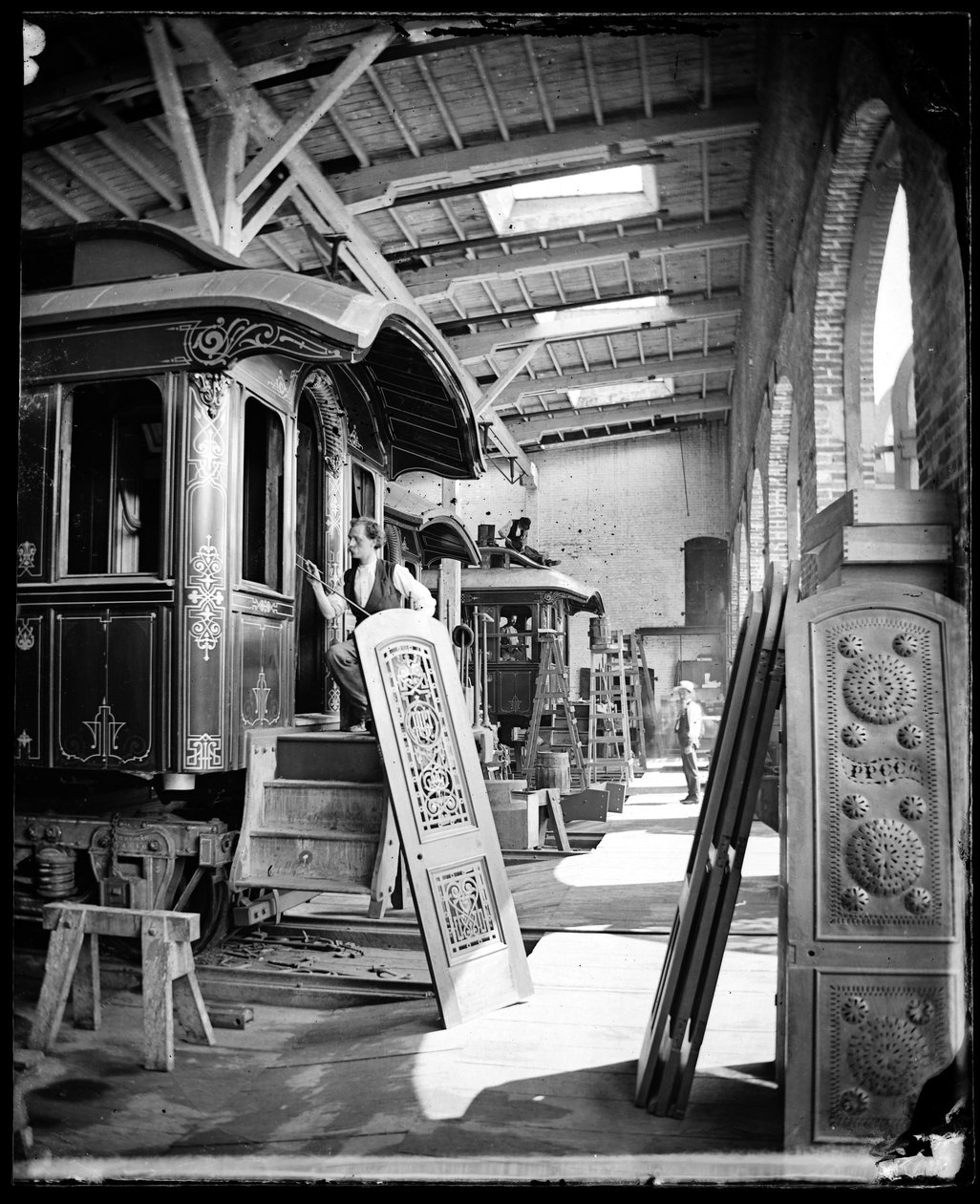 Interiørbilde av menn som jobber i malerverksted ved Pullman Palace Cars Factory, antas å være i Detroit, Michigan av American Photographer