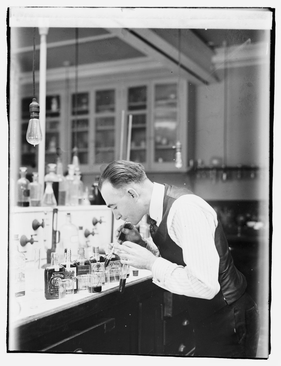 Internal Revenue Bureau Chemist G.F. Beyer av American Photographer