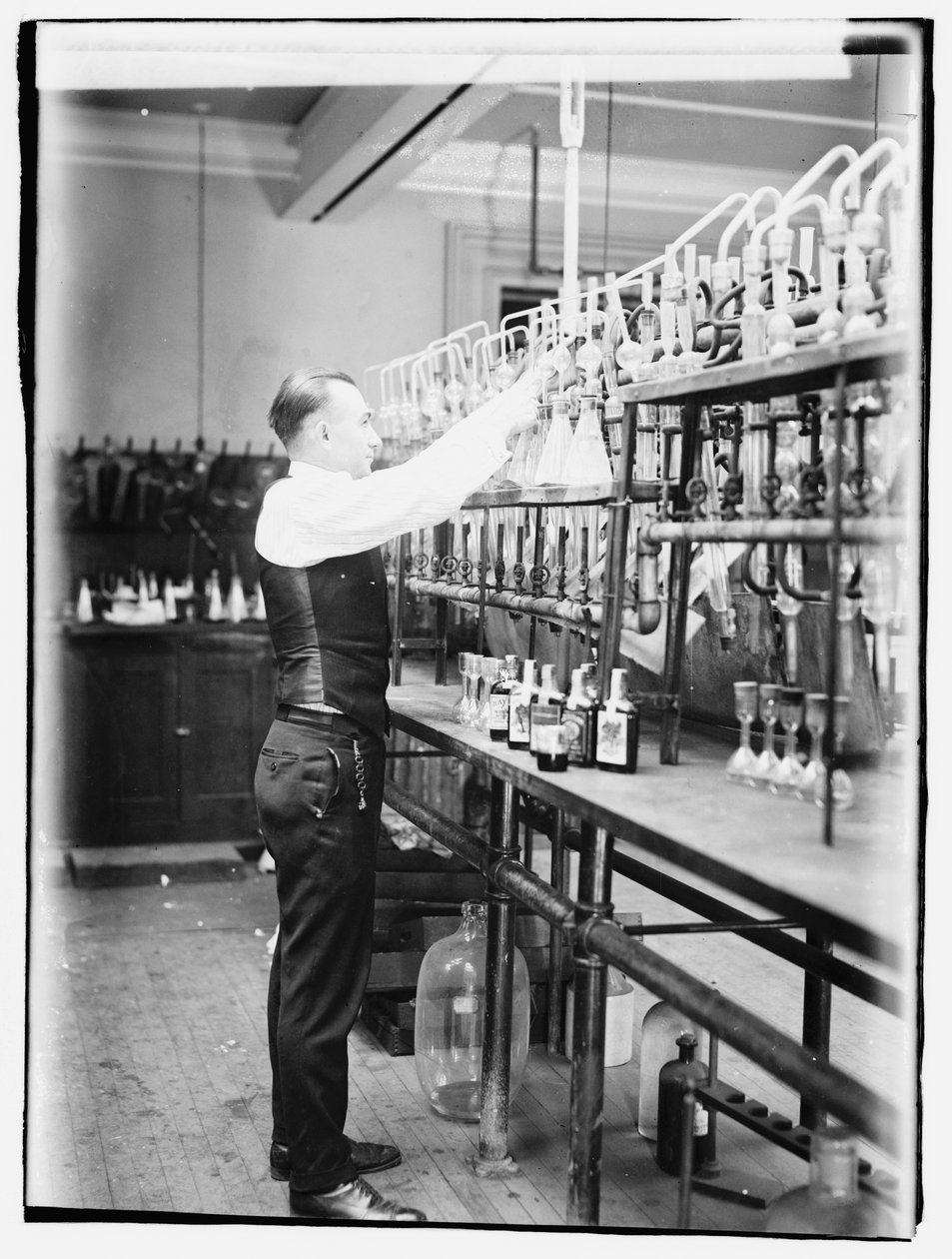 Internal Revenue Bureau Chemist G.F. Beyer av American Photographer