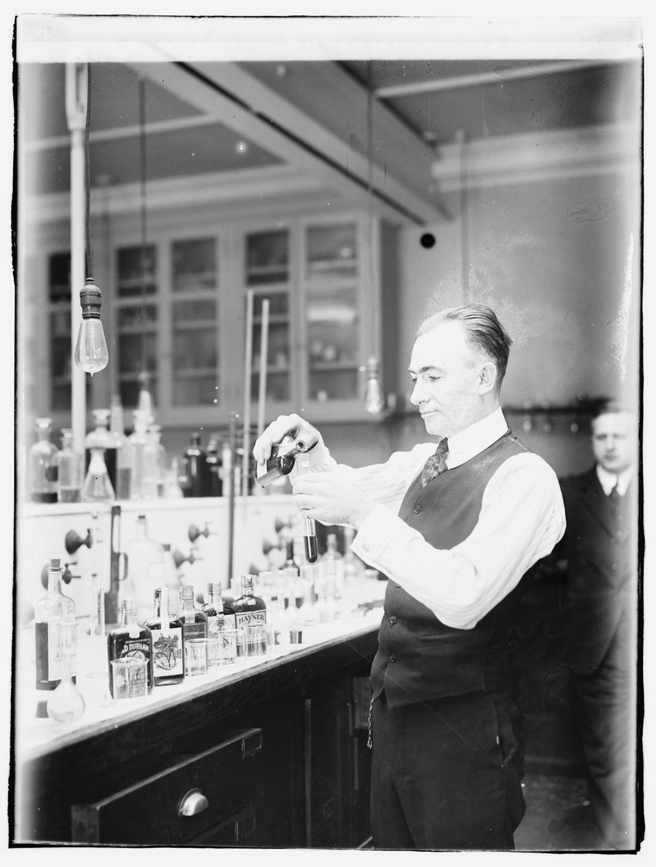 Internal Revenue Bureau Chemist G.F. Beyer av American Photographer