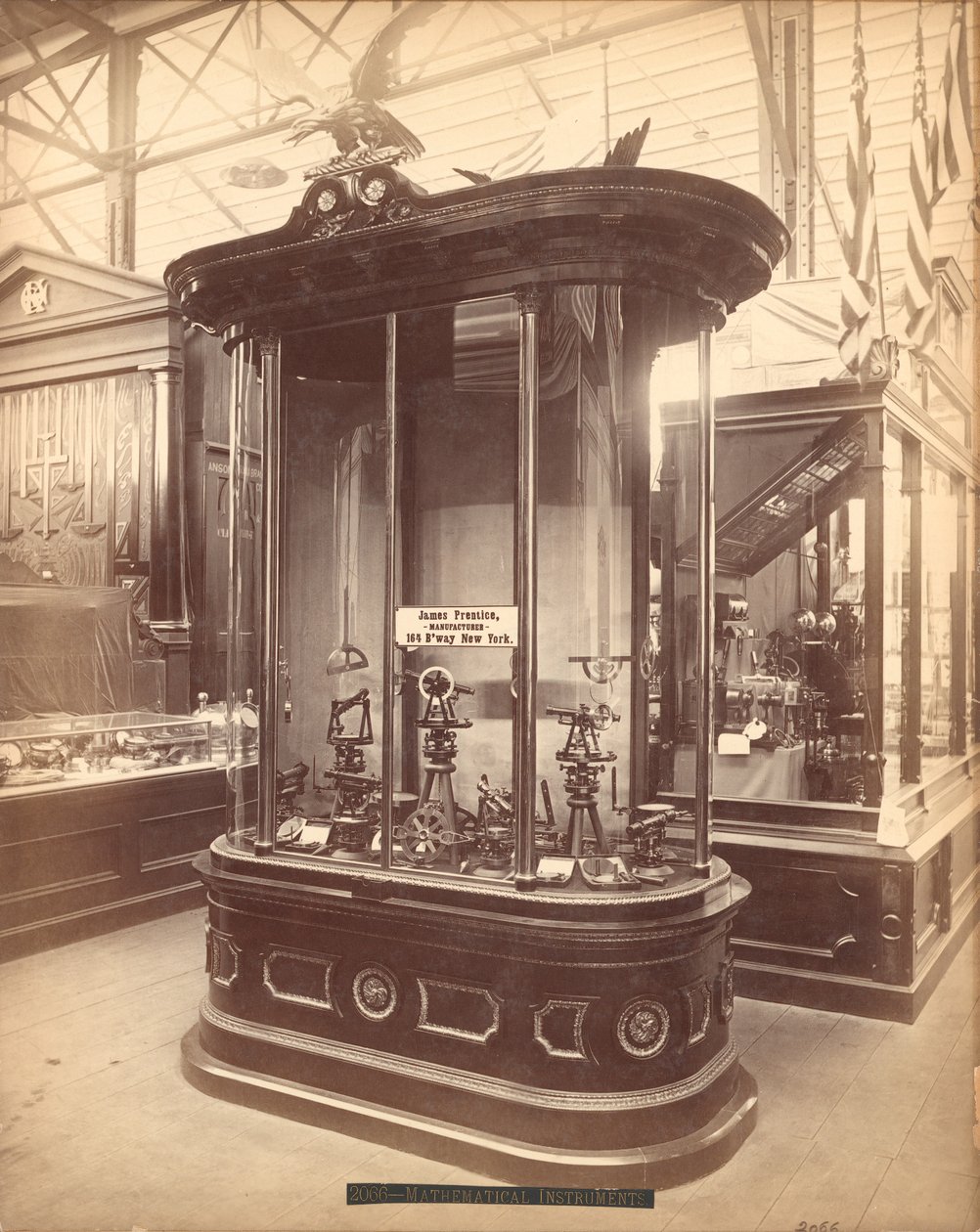 James Prentices-utstillingen, hovedbygningen, Centennial International Exhibition, Philadelphia, 1876 (albumintrykk) av American Photographer