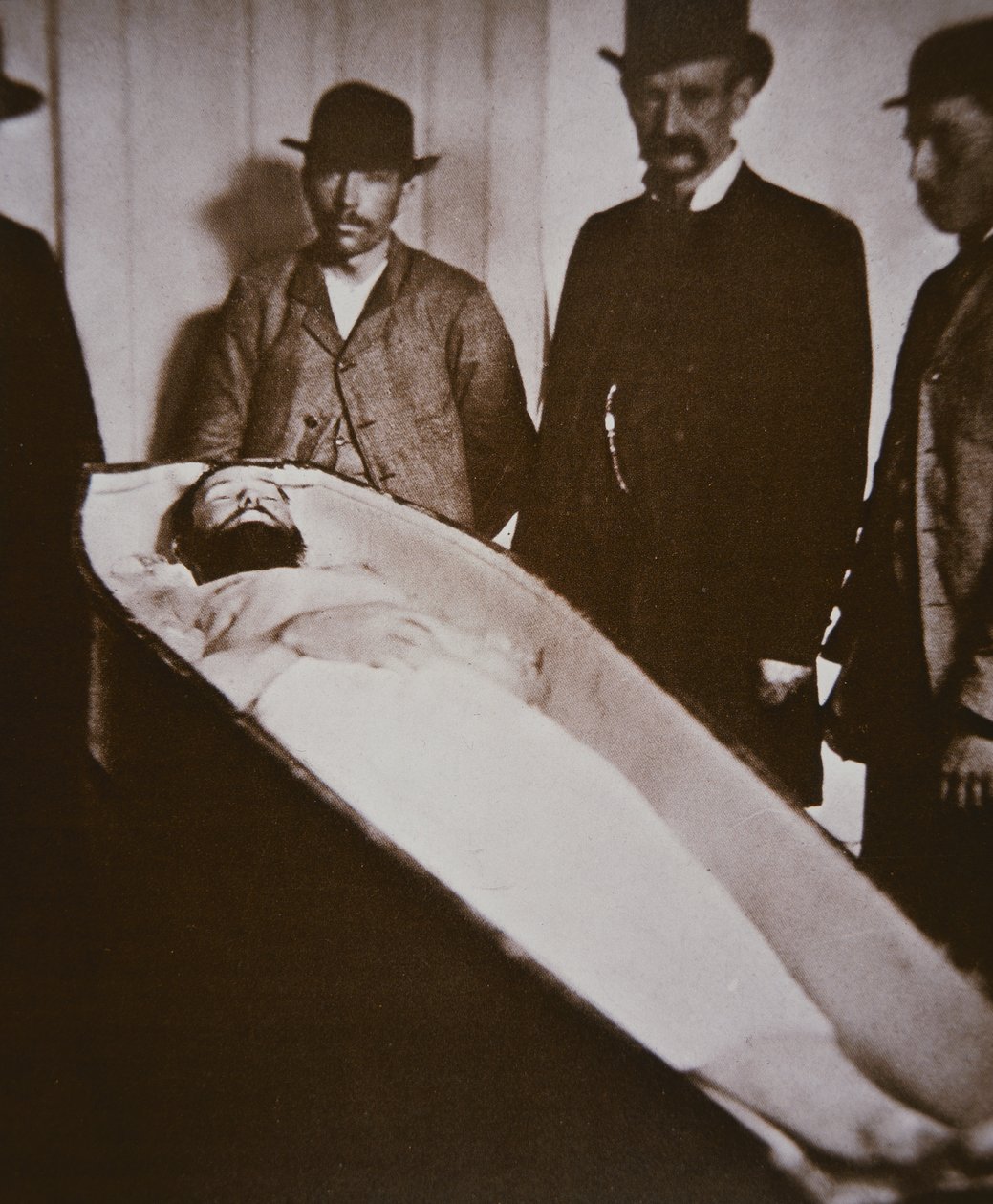 Jesse James i kisten etter å ha blitt skutt og drept i 1882 (s/hvitt-bilde) av American Photographer