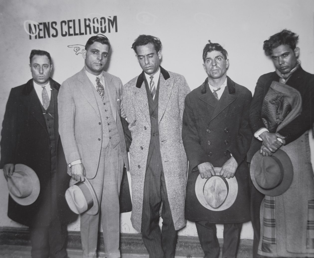 Joe Aiello (1891-1930) med sine håndlangere i politiets varetekt av American Photographer