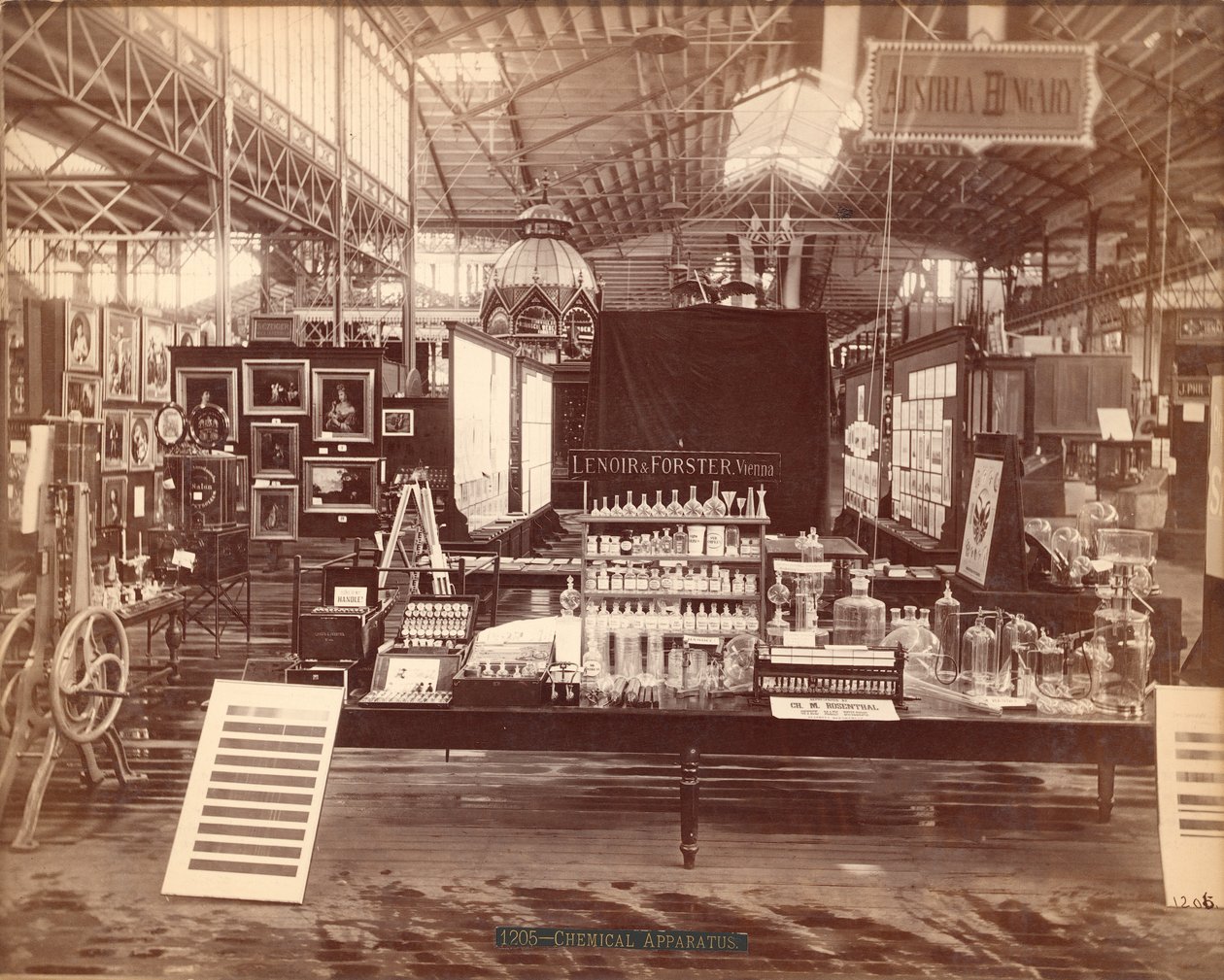 Lenoir & Forsters-utstillingen, hovedbygningen, Centennial International Exhibition, Philadelphia, 1876 (albumintrykk) av American Photographer