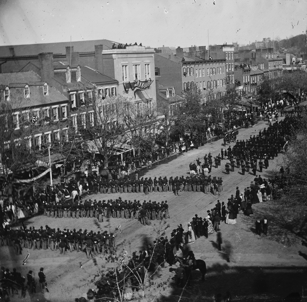 Lincolns begravelse på Pennsylvania Ave., Washington, D.C., 19. april 1865 av American Photographer