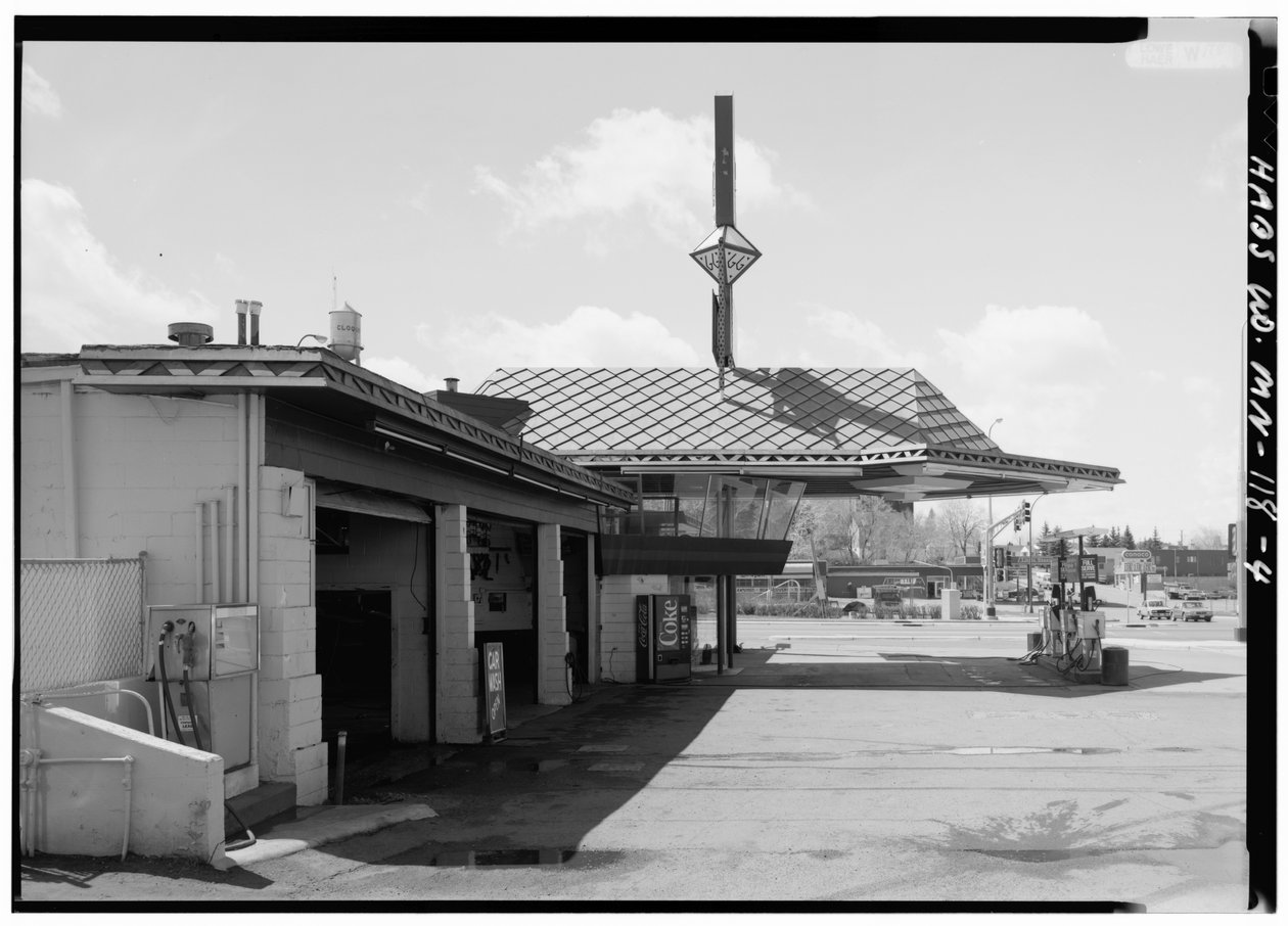 Lindholm Oil Company Service Station, Cloquet, Minnesota (s/hvitt-bilde) av American Photographer