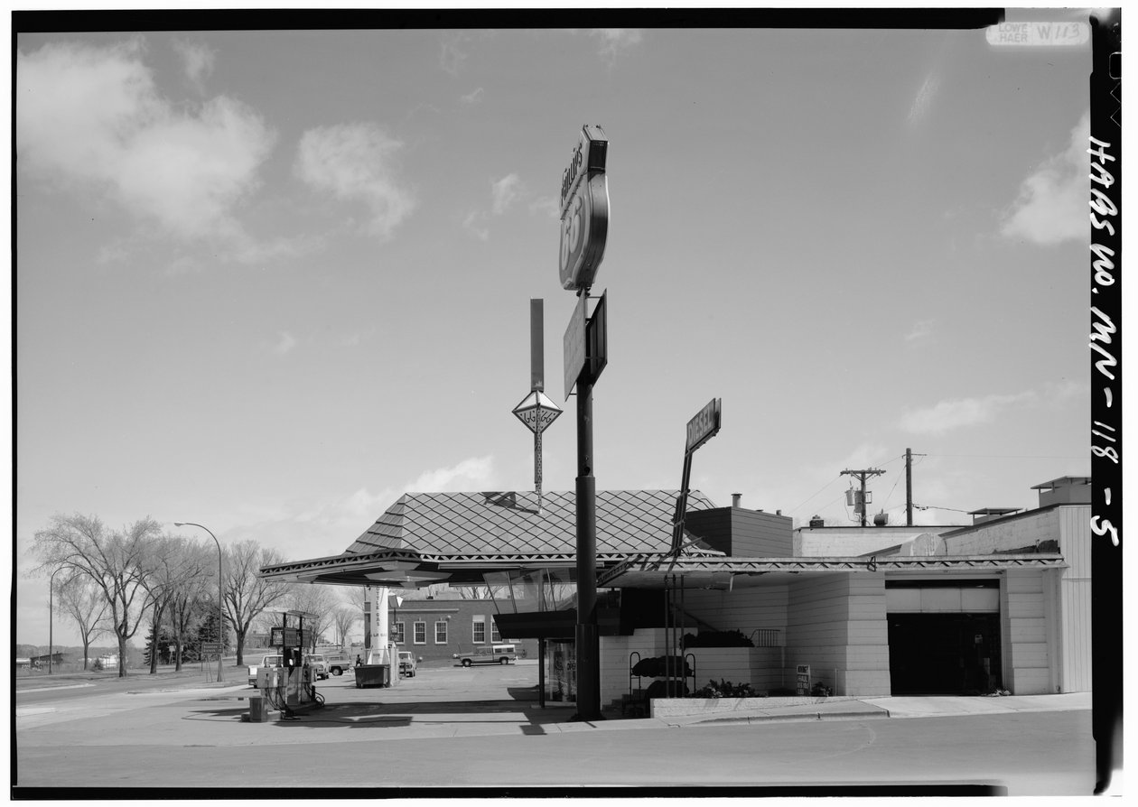 Lindholm Oil Company Service Station, Cloquet, Minnesota (s/hvitt-bilde) av American Photographer