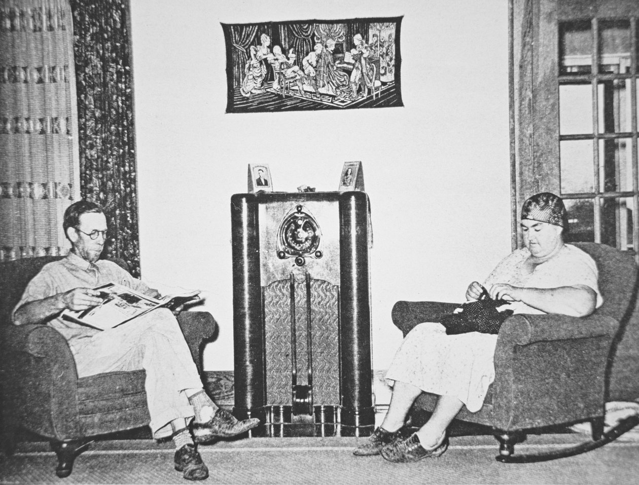 Hører på en av president Roosevelts 'Fireside Chats' på radioen, Kansas, ca. 1930 (s/hvitt-bilde) av American Photographer