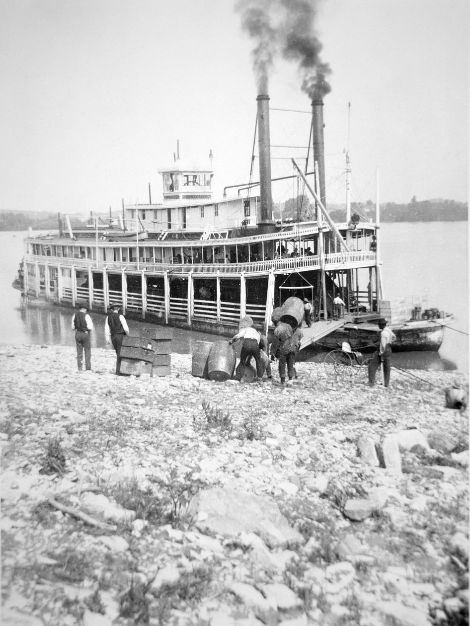 Laster et hekkhjul på elven Ohio, ca. 1900 (s/hvitt-bilde) av American Photographer