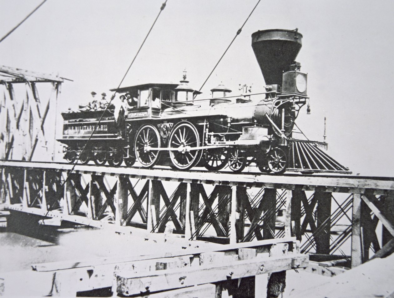 Lokomotivet til US Military Railroads (Union Army) som krysser bukkbroen over Potomac-elven (s/hv-bilde) av American Photographer