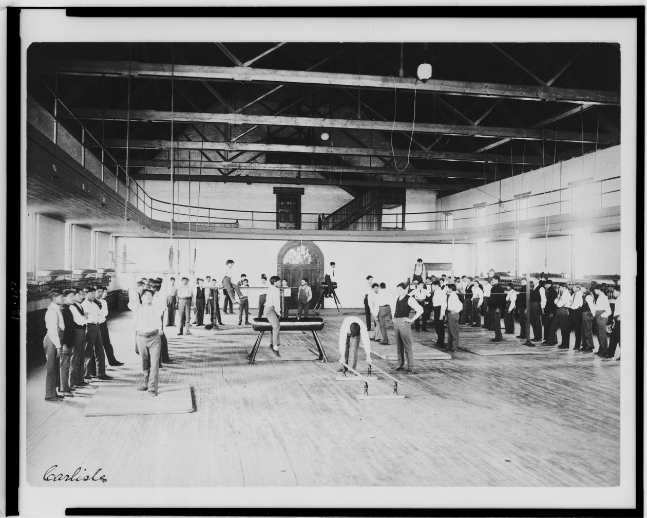Mannlige indianere i kroppsøvingsklassen, Carlisle Indian School, Pennsylvania, ca. 1901-03 (s/hvitt-bilde) av American Photographer
