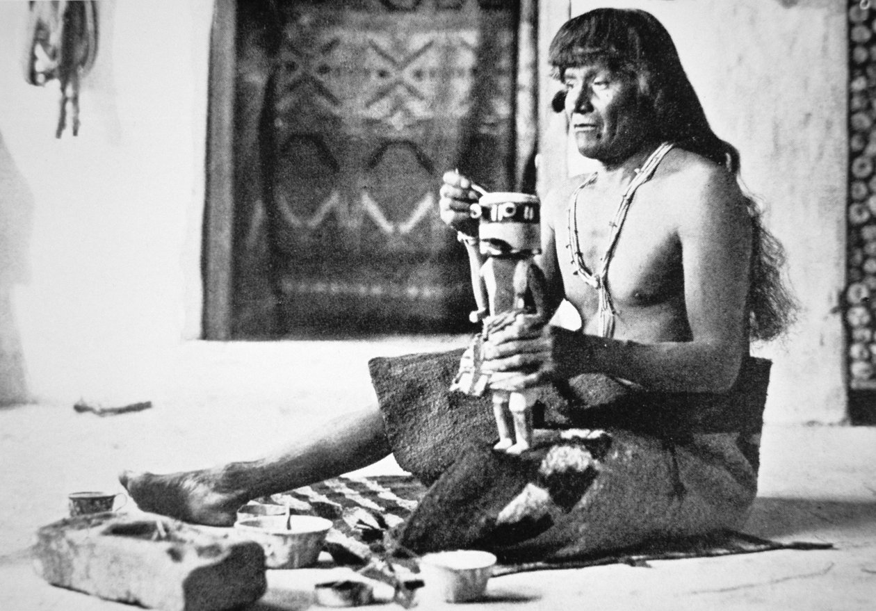 Mann som lager en Kachina-dukke, ca. 1890 (s/hvitt-bilde) av American Photographer