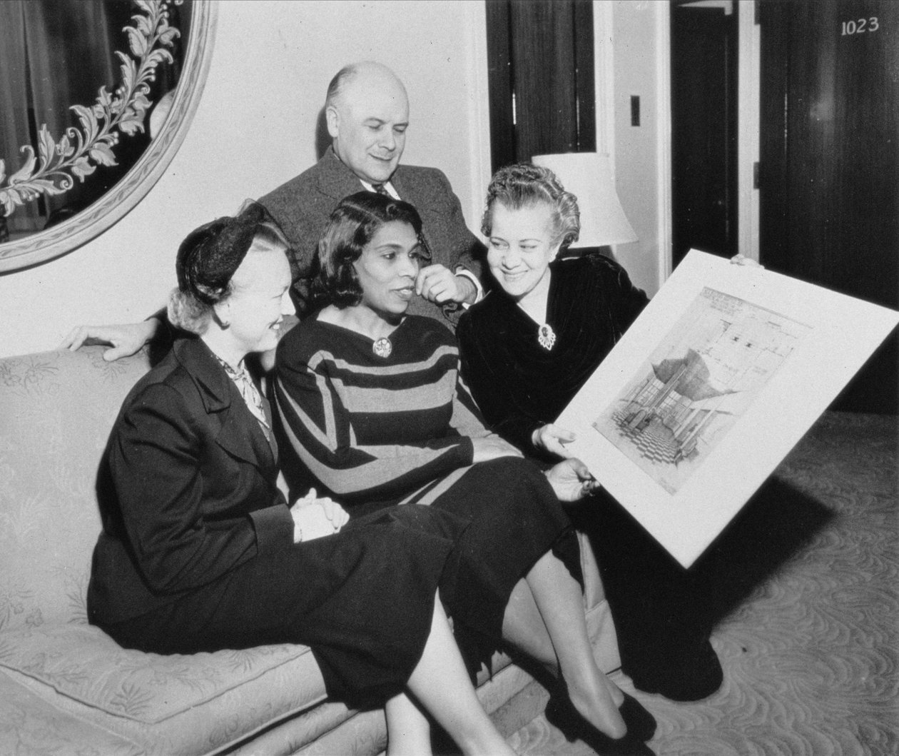 Marian Anderson (1897-1993) og Richard Bucky Fuller (1895-1983) med to andre kvinner av American Photographer