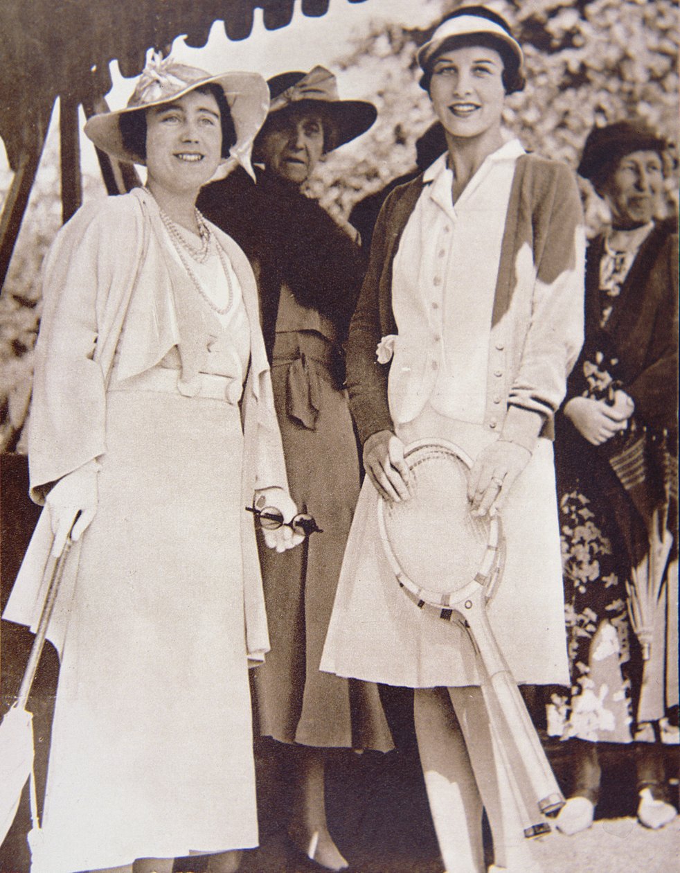 Fru Helen Wills Moody (til høyre) den amerikanske tennismesteren, møter hertuginnen av York på All-England Club i Wimbledon under Lawn Tennis Championship i 1935 (s/hv-bilde) av American Photographer