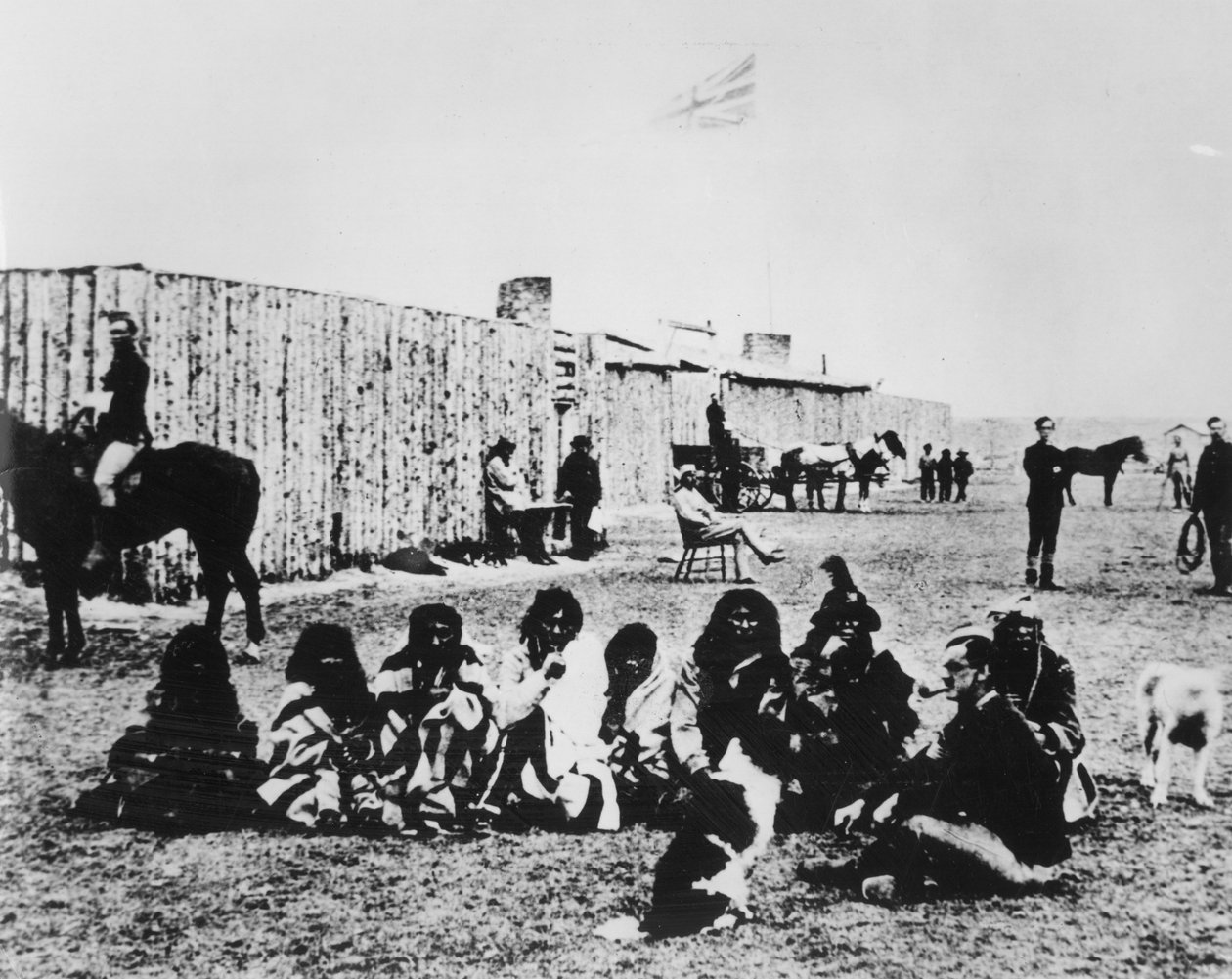 North West Mounted Police ved Fort Calgary i 1876 (s/hv-bilde) av American Photographer