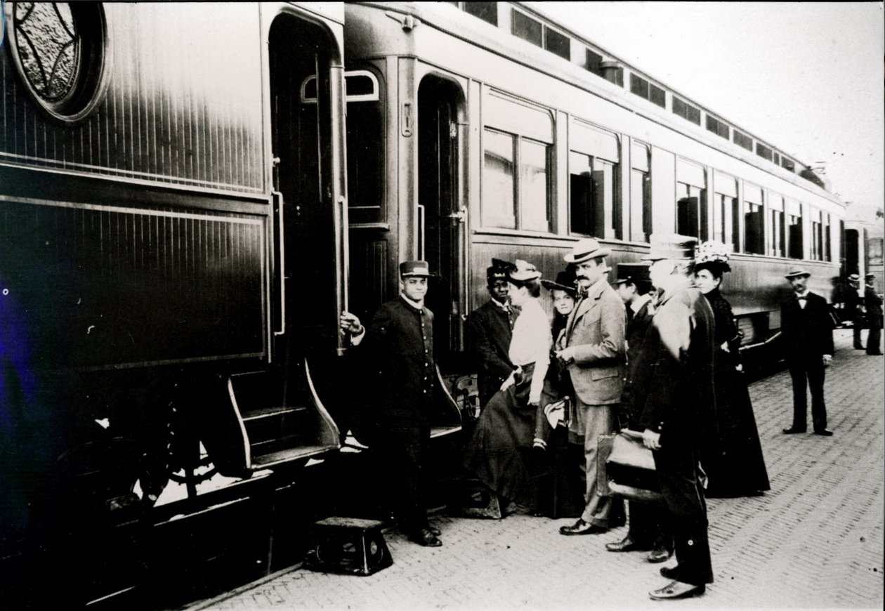 Passasjerer som går ombord i en førsteklasses Pullman-bil fra Chicago, Burlington & Quincy Railroad i 1910 (s/hv-bilde) av American Photographer